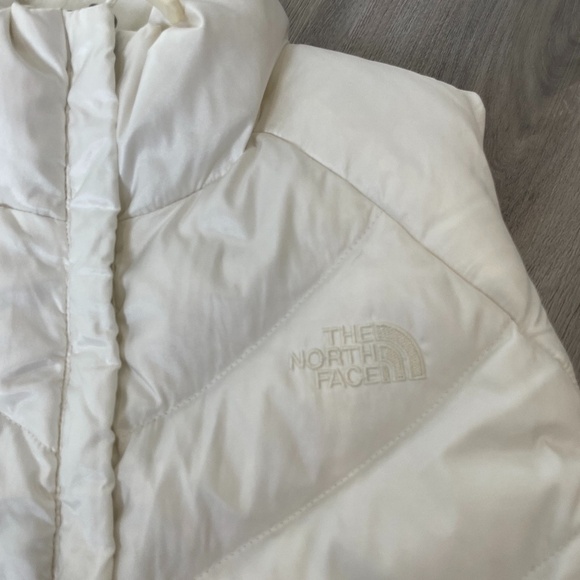 The North Face White Vest 550 with Pockets - Picture 3 of 9